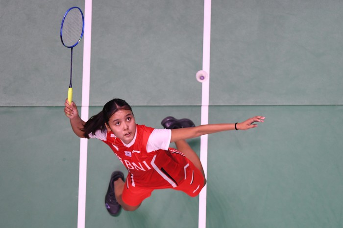 Pebulu tangkis tunggal putri Indonesia Bilqis Prasista mengembalikan kok ke arah lawannya pebulu tangkis tunggal putri Jepang Akane Yamaguchi dalam pertandingan babak penyisihan grup A Piala Thomas Uber 2022 di Impact Arena, Bangkok, Thailand, Rabu (11/5/2022). ANTARA FOTO/M Risyal Hidayat/foc.