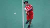 Pebulu tangkis tunggal putri Indonesia Bilqis Prasista mengembalikan kok ke arah lawannya pebulu tangkis tunggal putri Jepang Akane Yamaguchi dalam pertandingan babak penyisihan grup A Piala Thomas Uber 2022 di Impact Arena, Bangkok, Thailand, Rabu (11/5/2022). 