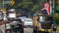 Kemacetan dikarenakan meningkatnya volume kendaraan dan masing-masing lajur yang hanya muat untuk satu kendaraan besar.   