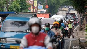Masyarakat Kembali Bekerja, Lalin di Sawangan Depok Macet