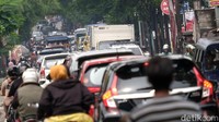Akibatnya jalanan kembali ramai kendaraan warga.  