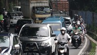Kemacetan panjang pun terjadi di ruas jalan Sawangan, Kota Depok.  