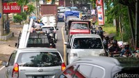 Jalan Muchtar Raya, Kecamatan Sawangan, Kota Depok, Jawa Barat, terpantau macet pada hari Rabu (11/5/2022) pukul 10.15 WIB.   