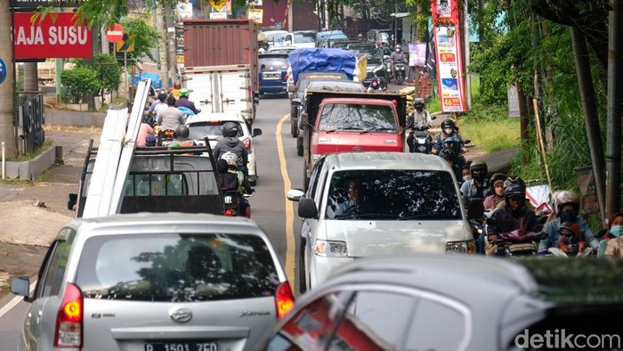 Masyarakat Kembali Bekerja, Jalan di Sawangan Depok Macet Jalan Muchtar Raya, Kecamatan Sawangan, Kota Depok, Jawa Barat, terpantau macet pada hari Rabu (11/5/2022) pukul 10.15 WIB.