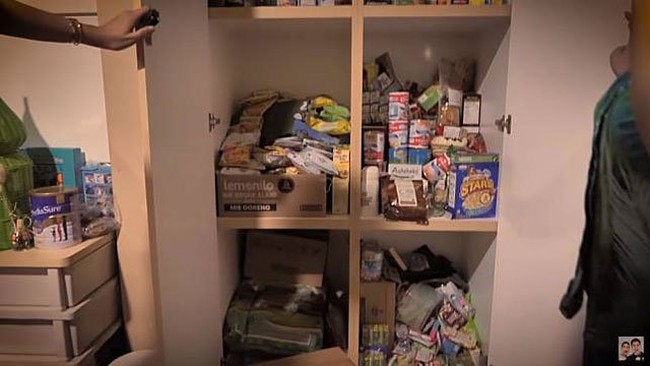 Dikenal tajir melintir, kehidupan Nagita Slavina dan Raffi Ahmad memang selalu dikelilingi dengan barang-barang mahal dan mewah. Di dalam rumah mewahnya pun Raffi dan Nagita melengkapinya dengan sebuah minimarket pribadi. Minimarket tersebuut terletak di kamarnya dan hanya berisi makanan-makanan pribadinya. Foto: YouTube