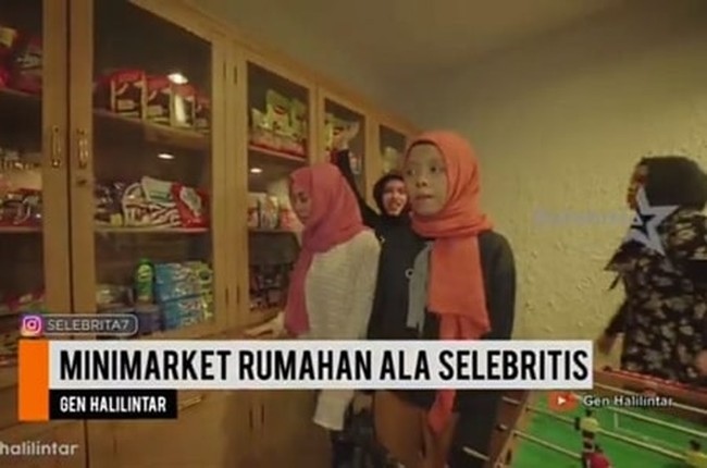 Memiliki anggota keluarga yang jumlahnya cukup besar, Gen Halilintar juga memilih untuk membuat minimarket pribadi di rumahnya untuk menyimpan stok barang-barang kebutuhan sehari-hari. Minimarket pribadi di rumah mewah Gen Halilintar itu tampak lengkap dan tertata rapih. Foto: YouTube