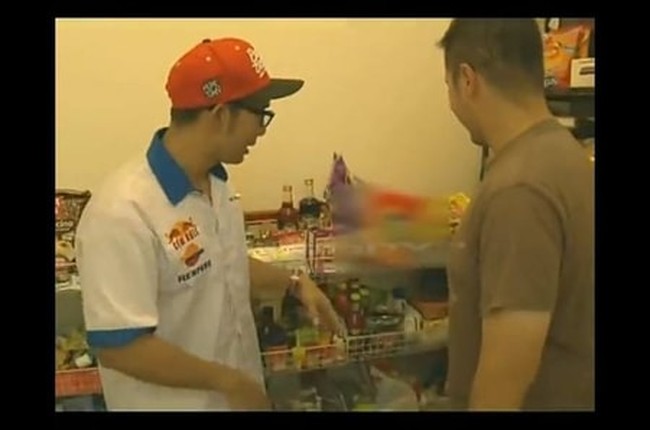 Aktris Sissy Priscillia juga memiliki minimarket di dalam rumahnya. Walaupun tidak besar, namun minimarket pribadinya itu tampak cukup lengkap dan tersusun dengan rapih di dalam rak-rak. Foto: YouTube