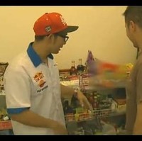 Aktris Sissy Priscillia juga memiliki minimarket di dalam rumahnya. Walaupun tidak besar, namun minimarket pribadinya itu tampak cukup lengkap dan tersusun dengan rapih di dalam rak-rak. Foto: YouTube