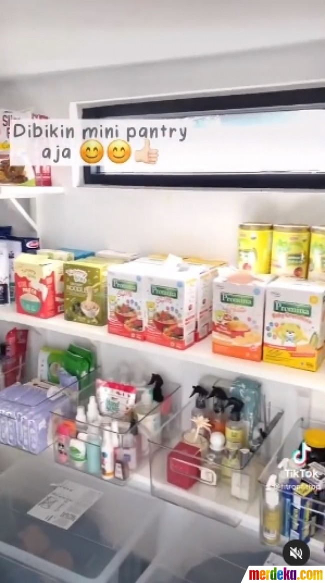 Selanjutnya ada Fitri Tropica yang juga memiliki minimarket pribadi di dalam rumah yang tak kalah lengkap. Tak hanya menyimpan stok makanan, sabun hingga skincare pun tampak lengkap dan tersusun rapih di minimarketnya itu. Minimarket tersebut berada di bawah tangga rumahnya. Foto: YouTube