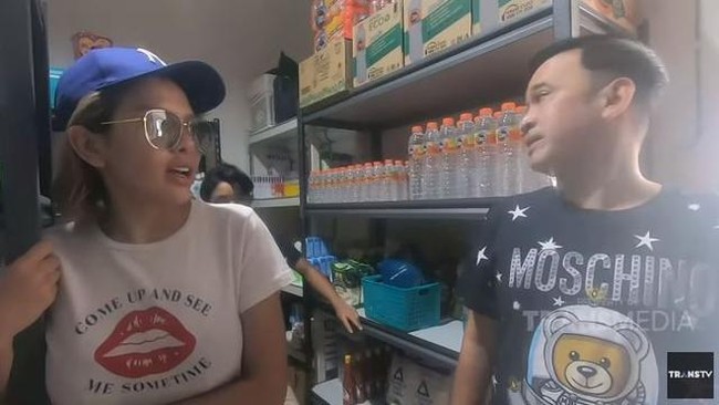 Memiliki karier yang sukses tak heran jika Ruben Onsu mampu memberikan hunian yang mewah dan lengkap bagi keluarganya. Dalam rumahnya itu juga terdapat minimarket pribadi. Tak sampai disitu, Ruben rupanya juga memiliki 2 karyawan khusus yang bertugas untuk mengatur barang-barang dalam minimarket pribadinya itu. Foto: YouTube