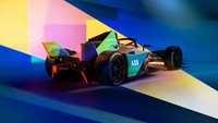 Meski performanya lebih tinggi, konsumsi daya listriknya justru lebih efisien, dengan lebih dari 40% energi yang digunakan dalam balapan dihasilkan oleh pengereman regeneratif. Foto: FIA Formula E