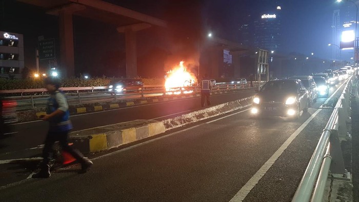 Mobil terbakar di Tol Dalam Kota arah Cawang, Rabu (11/5/2022) pukul19.45 WIB