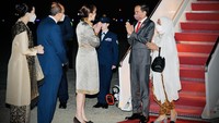 Juru Bicara Kemlu Teuku Faizasyah mengatakan kunjungan Jokowi bukan kunjungan bilateral. Jokowi tiba di AS dalam rangka menghadiri ASEAN-US Summit.Kunjungan Presiden RI ke Washington, DC, bukan kunjungan bilateral, namun dalam rangka hadiri ASEAN-US Special Summit, kata Faizasyah saat dikonfimasi, Kamis (11/5/2022).Faizasyah mengatakan, di hari yang sama, ada juga pemimpin negara yang tiba dan disambut pejabat negara masing-masing. Dia menyayangkan jika ada kesimpulan negatif atas kedatangan Jokowi di AS tersebut.Di hari ketibaan 10 Mei, terdapat pula PM Kamboja, PM Malaysia, dan PM Vietnam dan masing-masing dijemput oleh pejabat yang sama, ujarnya. (Foto: Dok. Setpres/Laily Rachev)