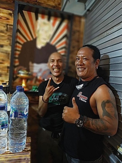 Pak Aponk dan Yuke Dewa 19 di Warung Dong Oman