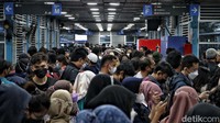 Terlihat pegawai kantoran mulai memadati halte Harmoni di hari kedua masuk kerja. 