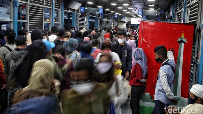 Ratusan calon penumpang bersiap menaiki transportasi Bus Transjakarta di kawasan Halte Harmoni, Jakarta Pusat, Selasa (10/5). Ketika libur lebaran usai, penumpang TransJakarta kembali ramai.