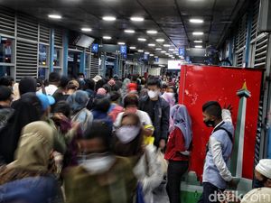 Pasca Libur Lebaran, Penumpang TransJakarta Membludak Lagi