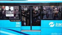 Selain menggunakan kendaraan pribadi, banyak juga dari pekerja yang memilih pergi ke kantor dengan menggunakan transportasi umum seperti Bus Transjakarta. 