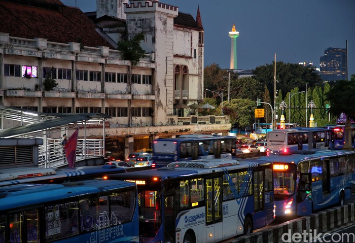 Ratusan calon penumpang bersiap menaiki transportasi Bus Transjakarta di kawasan Halte Harmoni, Jakarta Pusat, Selasa (10/5). Ketika libur lebaran usai, penumpang TransJakarta kembali ramai.