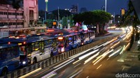 Pemprov DKI tetap menerapkan sistem kerja sesuai Surat Edaran Sekda DKI Jakarta Nomor 10 Tahun 2022. SE tersebut menyatakan dalam hal terdapat alasan penting dan mendesak, sehingga diperlukan kehadiran pegawai di kantor, kepala perangkat daerah atau biro dapat menentukan jumlah minimum pegawai yang hadir di kantor dengan tetap memperhatikan batasan kapasitas jumlah pegawai. 