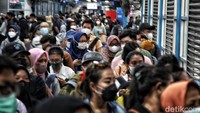 Terlihat warga membludak antre untuk naik ke bus TJ di Halte Harmoni. Warga mulai ramai sekitar pukul 17.00 WIB. 