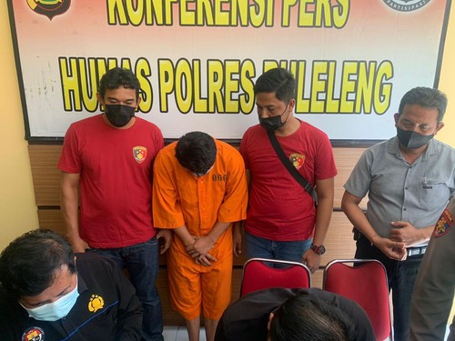 Pelaku Jambret Kadek Edy Surya Darmawan (30) saat dibawa di hadapan awak media, Rabu (11/5/2022)