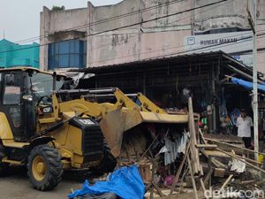 48 Lapak PKL di Rangkasbitung Dibongkar, Alat Berat Diturunkan