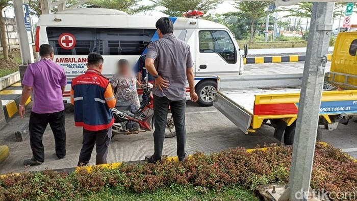 Pemotor bernama Tutik (37) diketahui nekat ngebut di Tol Pekalongan hendak ke Jakarta, Rabu (11/5/2022) pukul 06.30 WIB. Tutik lalu dijemput kakaknya Husna (42)