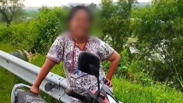 Pemotor wanita berdaster tanpa helm yang ngebut di Tol Pekalongan, Rabu (11/5/2022). Pemotor ini akhirnya bisa disetop karena kehabisan bensin.