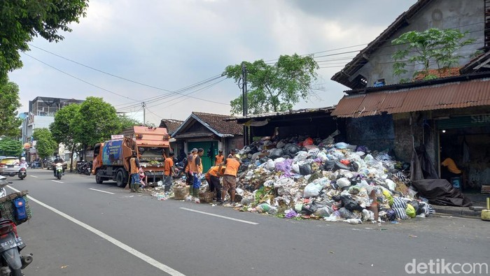 Penampakan depo di Jl Hayam Wuruk Lempuyangan dipenuhi sampah, Rabu (11/5/2022).