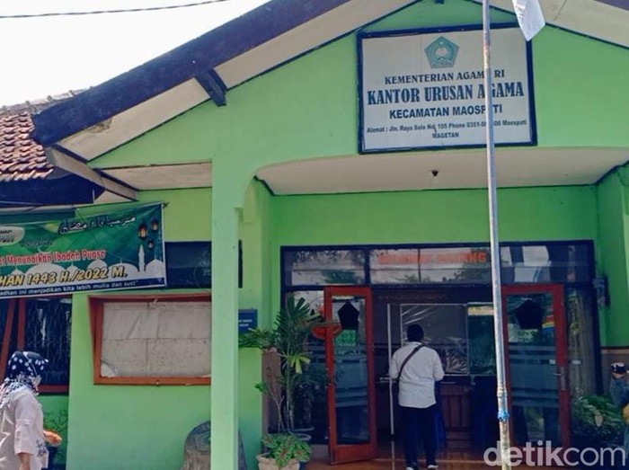Perempuan di Magetan saat mencabut berkas usai viral resepsi sendirian