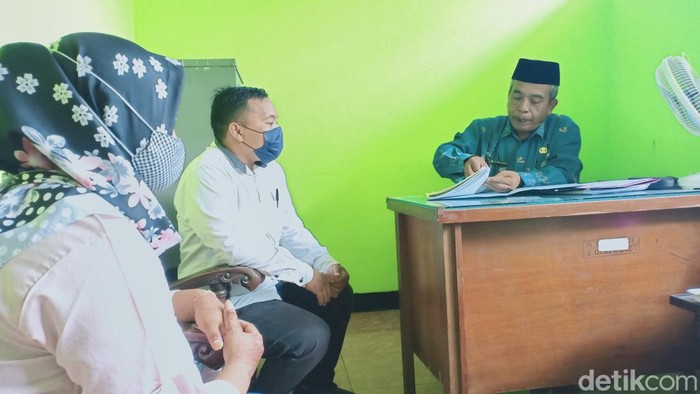Perempuan di Magetan saat mencabut berkas usai viral resepsi sendirian