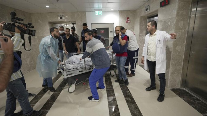 Pers Berduka, Wartawan Al Jazeera Tewas Ditembak Pasukan Israel Wartawan Al Jazeera Shireen Abu Aqleh tewas ditembak pasukan Israel, Rabu (11/5). Shireen ditembak ketika meliput operasi penyerbuan pasukan Israel di kamp pengungsi Jenin di Tepi Barat.