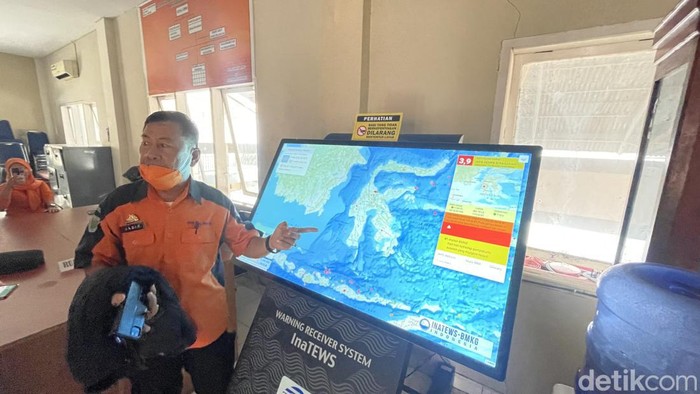 Petugas menunjukkan data terjadinya gempa 3,9 M terjadi di Pinrang.