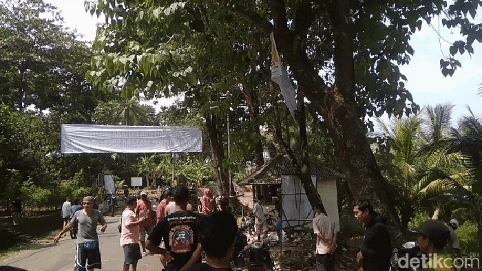 Pos retribusi di Pantai Ujunggenteng Sukabumi dirusak massa