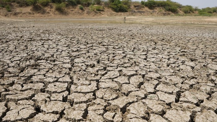 Potret Cuaca Ekstrem di India, Suhu Tembus 40 Derajat Celsius-Dihantam Badai Cuaca ekstrem melanda India hingga membuat suhu di daerah itu capai 40 derajat celsius. Selain gelombang panas, Badai Asani turut menerjang kawasan di India.