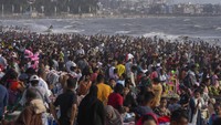 Cuaca panas yang melanda wilayah India membuat warga berbondong-bondong mendatangi pantai di kawasan tersebut. Pada akhir pekan lalu, pantai yang berada di kawasan Mumbai tampak ramai didatangi oleh warga di tengah cuaca panas yang melanda negara tersebut. (AP Photo/Rafiq Maqbool).
