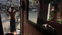 Seorang warga menyiram tubuhnya dengan air saat cuaca panas melanda kawasan Prayagraj, di negara bagian Uttar Pradesh, India, Selasa (10/5/2022). (AP Photo/Rajesh Kumar Singh).