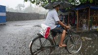 Sementara itu, cuaca ekstrem tak hanya menyebabkan suhu di India menembus angka 40 derajat celcius, hujan deras imbas terjangan Badai Asani juga menimpa kawasan Kolkata. (AP Photo/Bikas Das).