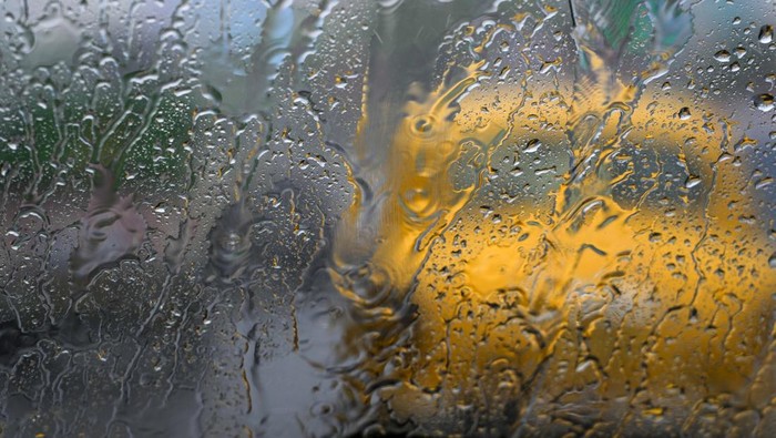 Potret Cuaca Ekstrem di India, Suhu Tembus 40 Derajat Celsius-Dihantam Badai Cuaca ekstrem melanda India hingga membuat suhu di daerah itu capai 40 derajat celsius. Selain gelombang panas, Badai Asani turut menerjang kawasan di India.