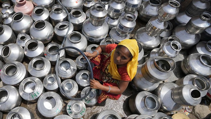 Potret Cuaca Ekstrem di India, Suhu Tembus 40 Derajat Celsius-Dihantam Badai Cuaca ekstrem melanda India hingga membuat suhu di daerah itu capai 40 derajat celsius. Selain gelombang panas, Badai Asani turut menerjang kawasan di India.
