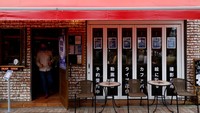 Di Jepang muncul sebuah kafe khusus bagi para penulis dan penerjemah yang ingin bekerja dengan tenang. Namanya adalah Manuscript Writing Cafe yang terletak di Koenji, Tokyo.