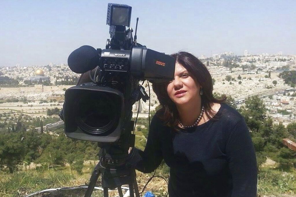 Jurnalis Al Jazeera bernama Shireen Abu Aqleh tewas ditembak pasukan Israel. Abu Aqleh menggambarkan dia sebagai sosok pemberani, baik hati, dan mewakili suara rakyat Palestina.