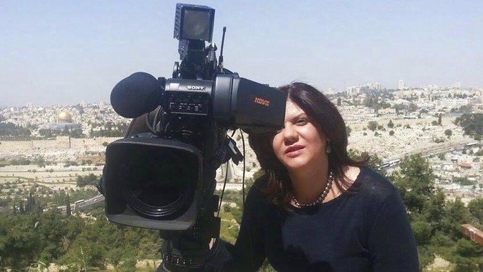 Potret Shireen Abu Aqleh, Wartawan Pemberani yang Tewas Ditembak Israel Jurnalis Al Jazeera bernama Shireen Abu Aqleh tewas ditembak pasukan Israel. Abu Aqleh menggambarkan dia sebagai sosok pemberani, baik hati, dan mewakili suara rakyat Palestina.