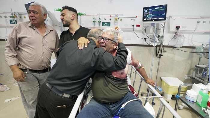 Potret Shireen Abu Aqleh, Wartawan Pemberani yang Tewas Ditembak Israel Jurnalis Al Jazeera bernama Shireen Abu Aqleh tewas ditembak pasukan Israel. Abu Aqleh menggambarkan dia sebagai sosok pemberani, baik hati, dan mewakili suara rakyat Palestina.