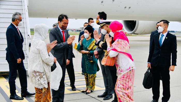 Presiden Jokowi serta rombongan transit di Amsterdam sebelum terbang ke Washington