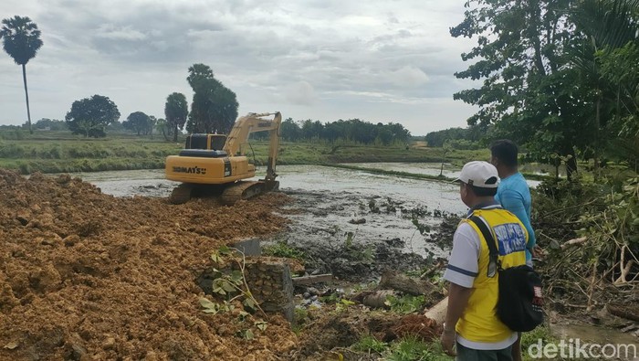 Proses eksekusi lahan untuk jalan masuk ke Bandara Arung Palakka, Bone. (Agung/detikSulsel)