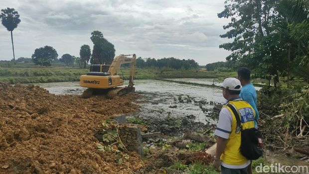 Proses eksekusi lahan untuk jalan masuk ke Bandara Arung Palakka, Bone. (Agung/detikSulsel)