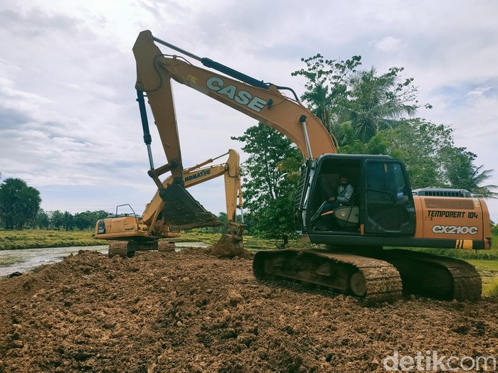 Proses eksekusi lahan untuk jalan masuk ke Bandara Arung Palakka, Bone. (Agung/detikSulsel)
