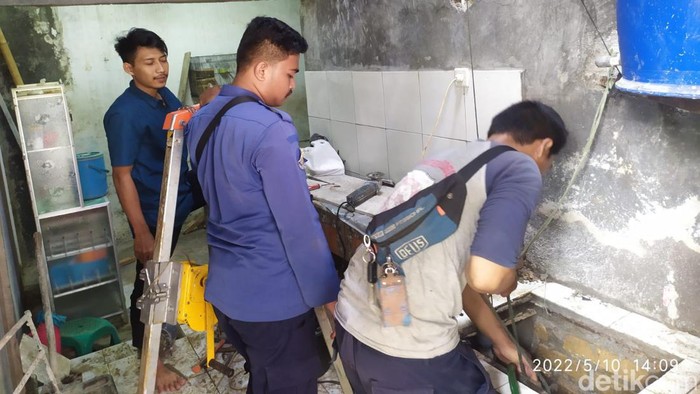 Proses evakuasi dompet warga Bogor jatuh ke sumur